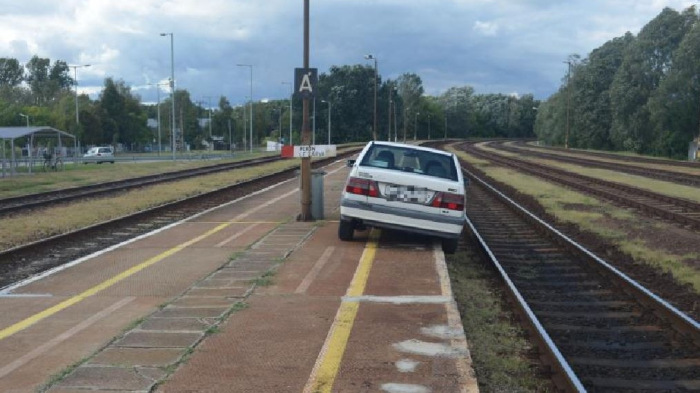 Olyan részeg volt, hogy a sínekre parkolt le a dabasi állomáson – fotók