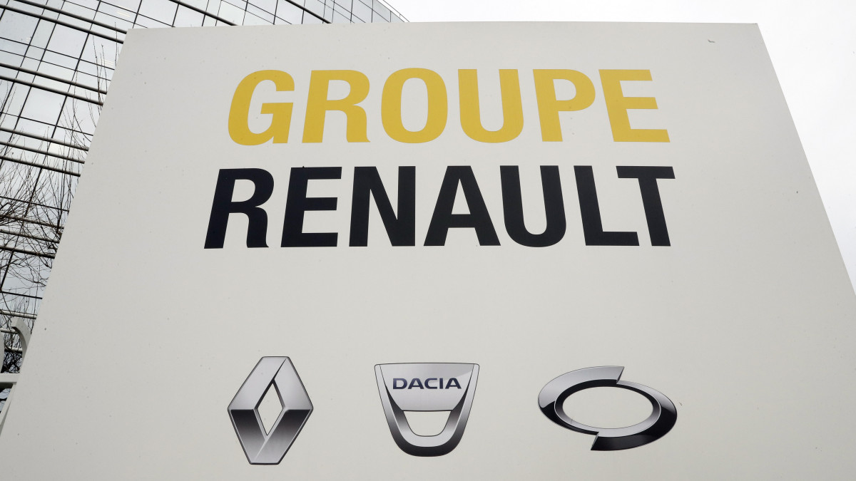 2019. január 24-én készített kép a Renault francia járműgyártó emblémájáról a vállat párizsi székháza előtt. A Fiat Chrysler május 27-én egyesülést ajánlott a Renault-nak, ezzel a világ egyik vezető járműgyártója jönne létre. A Fiat javaslata szerint 50-50 százalékos tulajdonhányaddal rendelkeznének a két cég részvényesei a közös vállalatban. Amennyiben sikerrel zárulnak az egyeztetések, a világ harmadik vezető járműgyártója jönne létre a Volkswagen és a Toyota után.