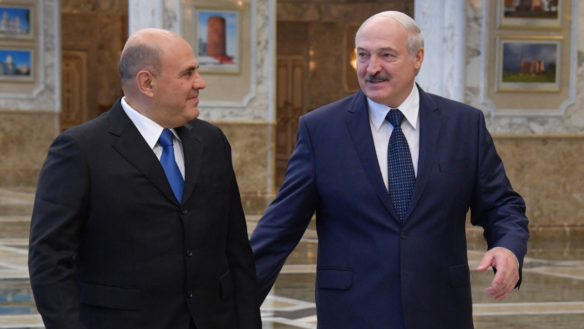 Mihail Misusztyin orosz miniszterelnököt (b) fogadja Aljakszandr Lukasenka fehérorosz elnök Minszkben 2020. szeptember 3-án.