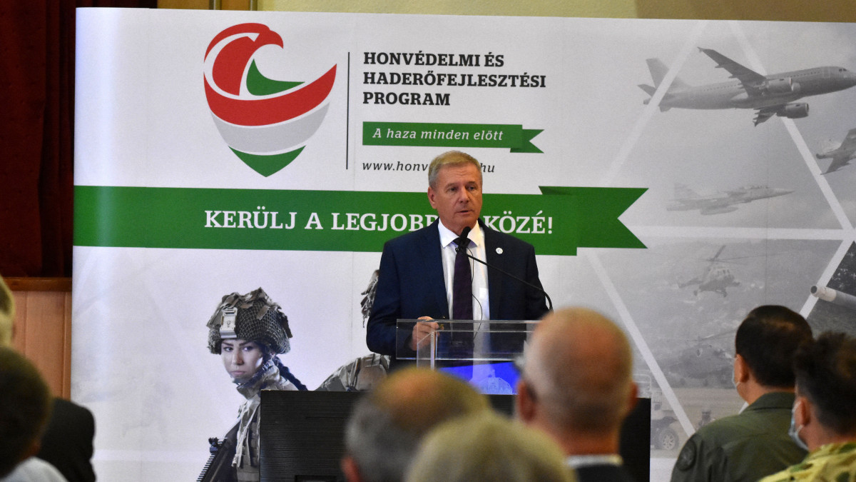 Benkő Tibor honvédelmi miniszter előadást tart a nyugállományú katonák és honvédségi nyugdíjasok találkozóján az MH 86. Szolnok Helikopterbázis Intézményi Művelődési Otthonában 2020. szeptember 3-án.