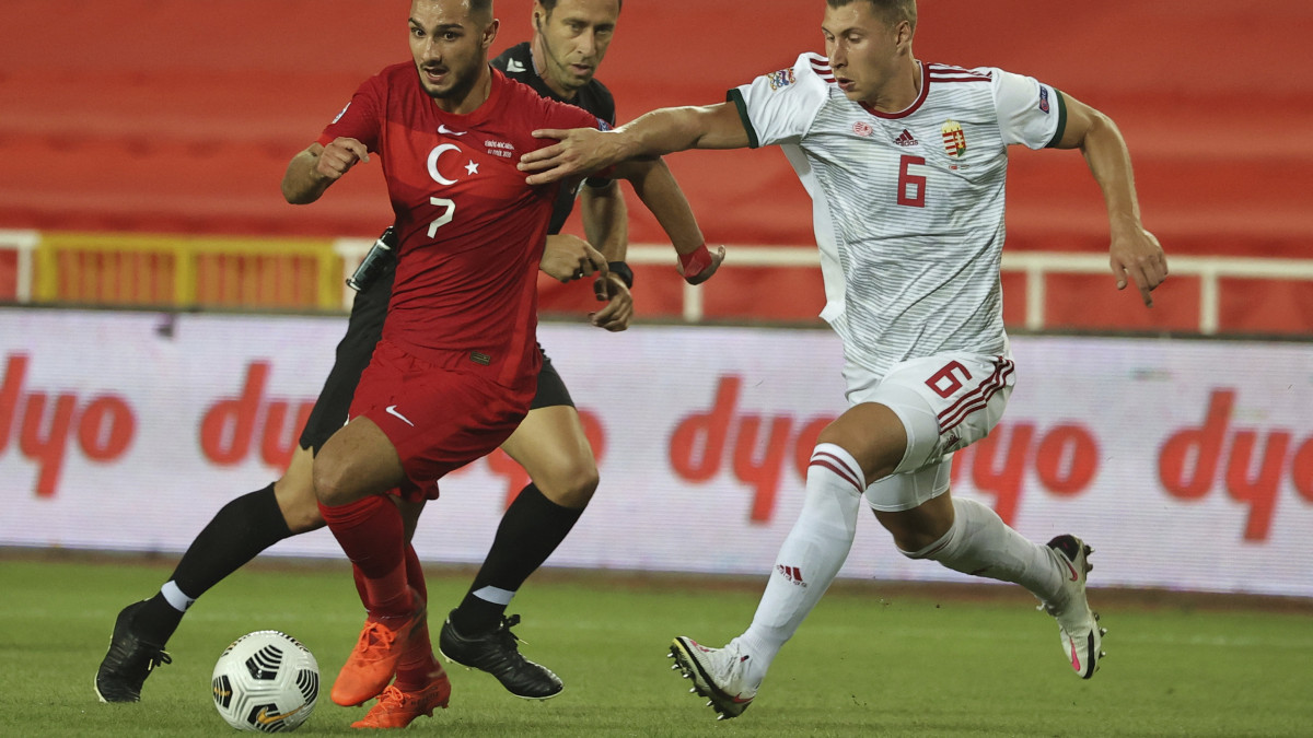 Willi Orbán (j) és a török Ahmed Kutucu a labdarúgó Nemzetek Ligája első fordulójában játszott Törökország  Magyarország mérkőzésen a törökországi Sivasban 2020. szeptember 3-án.