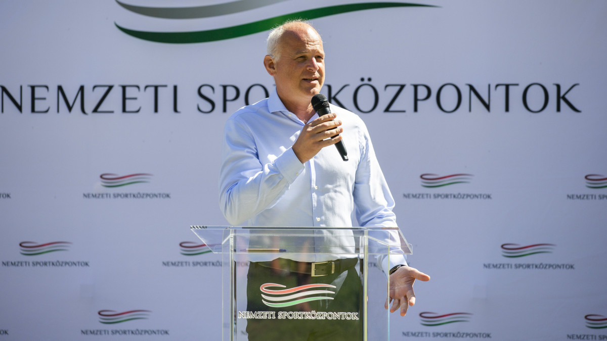 Schmidt Gábor, a Magyar Kajak-Kenu Szövetség elnöke beszédet mond a siófoki vízitúra-megállóhely átadásán a Deák Ferenc sétányon 2020. július 27-én.