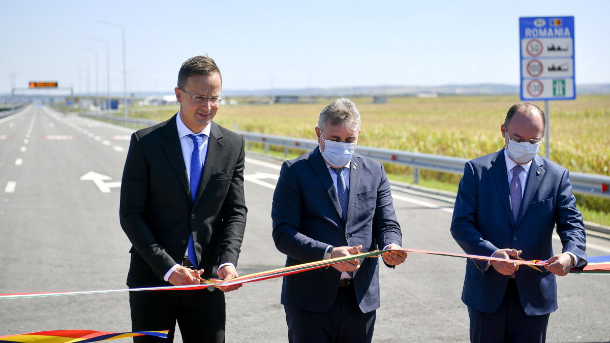 Szijjártó Péter külgazdasági és külügyminiszter, Lucian Nicolae Bode román közlekedésért, infrastruktúráért és kommunikációért felelős miniszter és Bogdan Lucian Aurescu román külügyminiszter (b-j) átadja az M4 autópálya Berettyóújfalu és Nagykereki közötti szakaszát, valamint a Nagykereki-Bors II. autópálya-határátkelőhelyet Nagykereki határában 2020. szeptember 4-én.