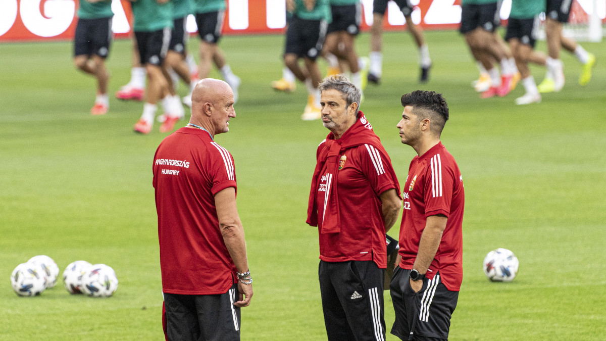 Marco Rossi szövetségi kapitány, valamint Cosimo Inguscio és Giovanni Constantino, segítők (elöl b-j) a magyar labdarúgó-válogatott edzésén a Puskás Arénában 2020. szeptember 5-én, a Nemzetek Ligája másnapi Magyarország-Oroszország mérkőzése előtt.