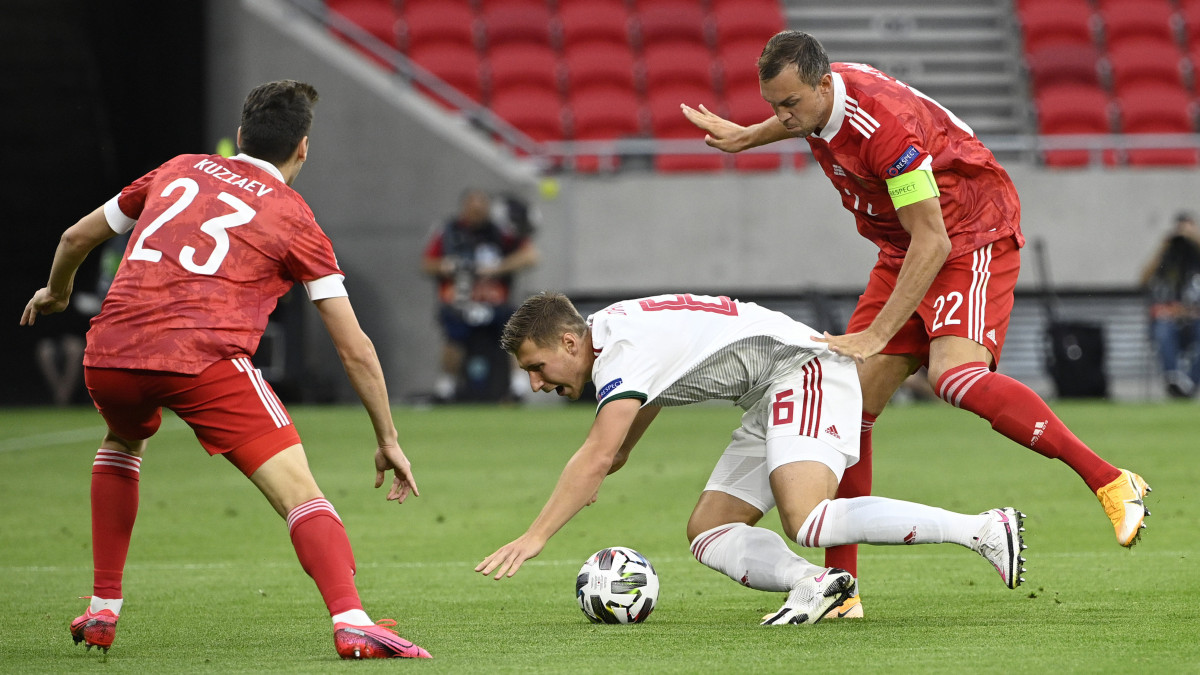 Willi Orbán (k), az orosz Artyom Dzjuba (j) és  Daler Kuzjajev (b) a labdarúgó Nemzetek Ligája csoportkörének második fordulójában játszott Magyarország  Oroszország mérkőzésen a Puskás Arénában 2020. szeptember 6-án.