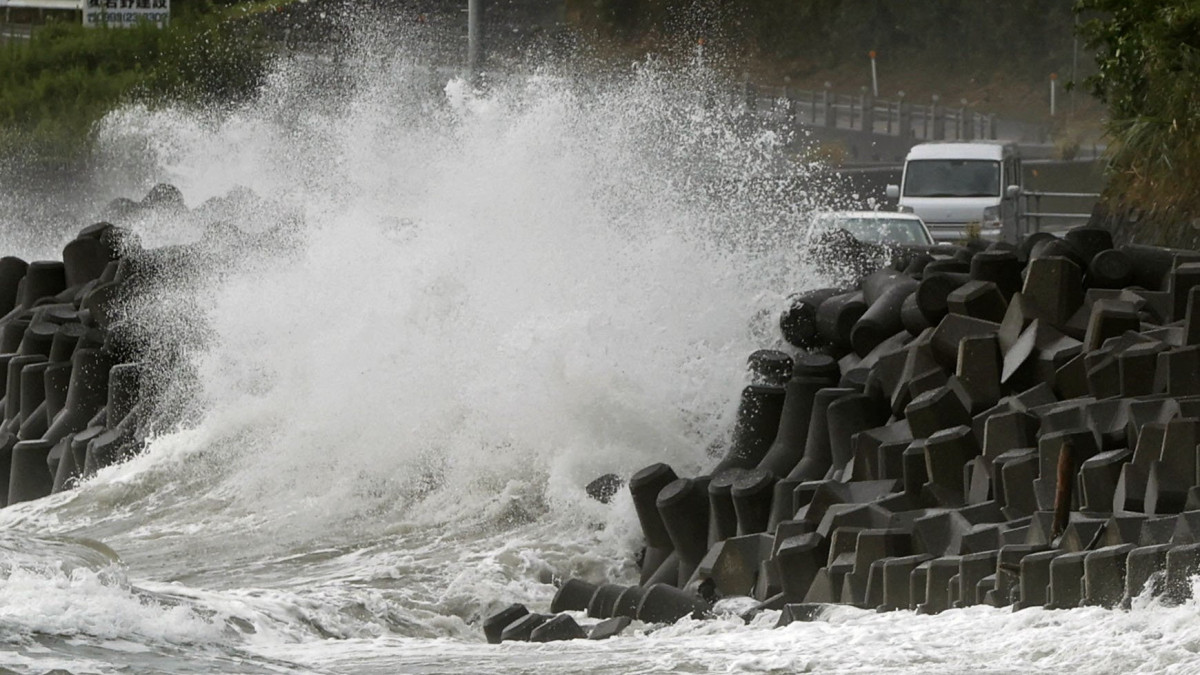 Hatalmas hullámok korbácsolják a délnyugat-japán Kagosima partjait 2020. szeptember 6-án. Japánban nyolcmillió embert szólítottak fel a hatóságok arra, hogy hagyják el otthonaikat, mert pusztító erejű viharral közelít a Haisen névre keresztelt tájfun.