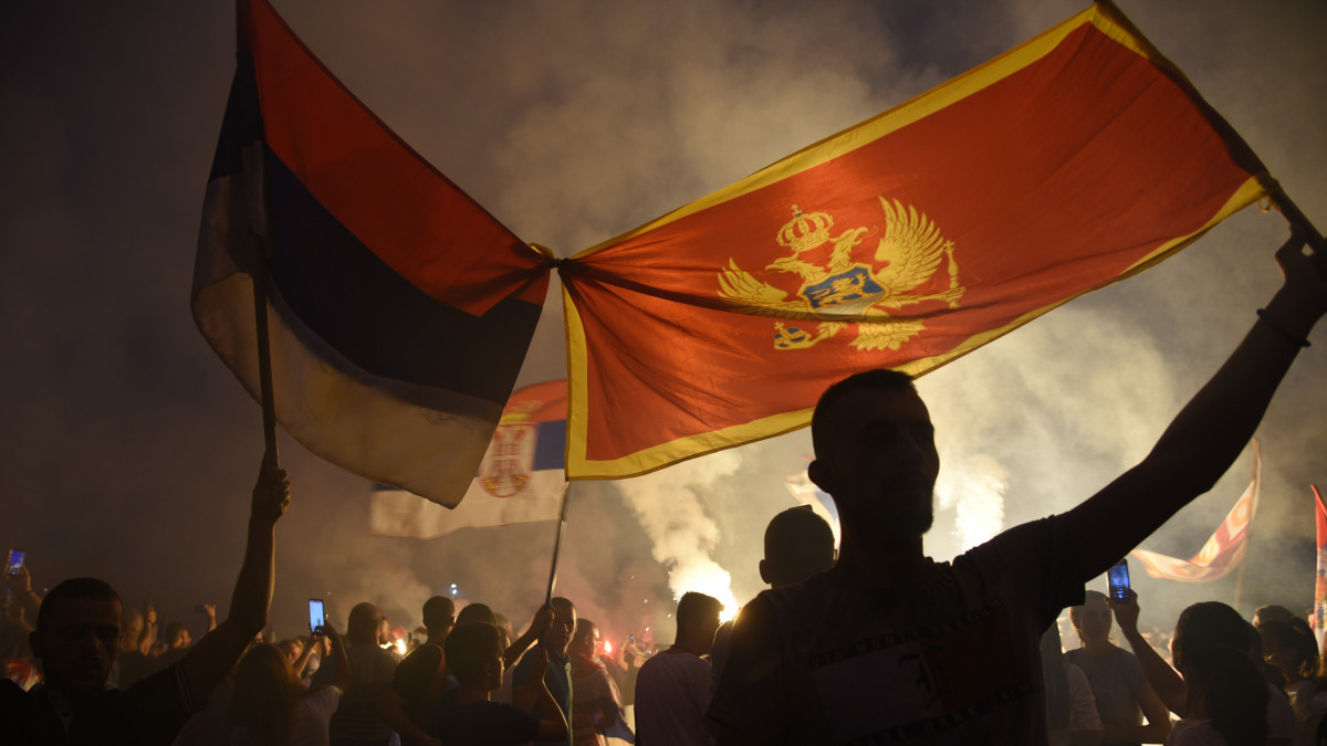 Podgorica, 2020. szeptember 1.Az ellenzék támogatói ünneplik a választási győzelmüket Podgoricában 2020. augusztus 31-én, egy nappal a parlamenti választások után. Az ellenzék győzelme azt jelenti, hogy az országban eddigi fennállása alatt kizárólagos vezető szerepet vivő Milo Dukanovic elveszítette parlamenti többségét. A választási részvétel az országban eddig soha nem látott nagyságú, 77%-os volt.