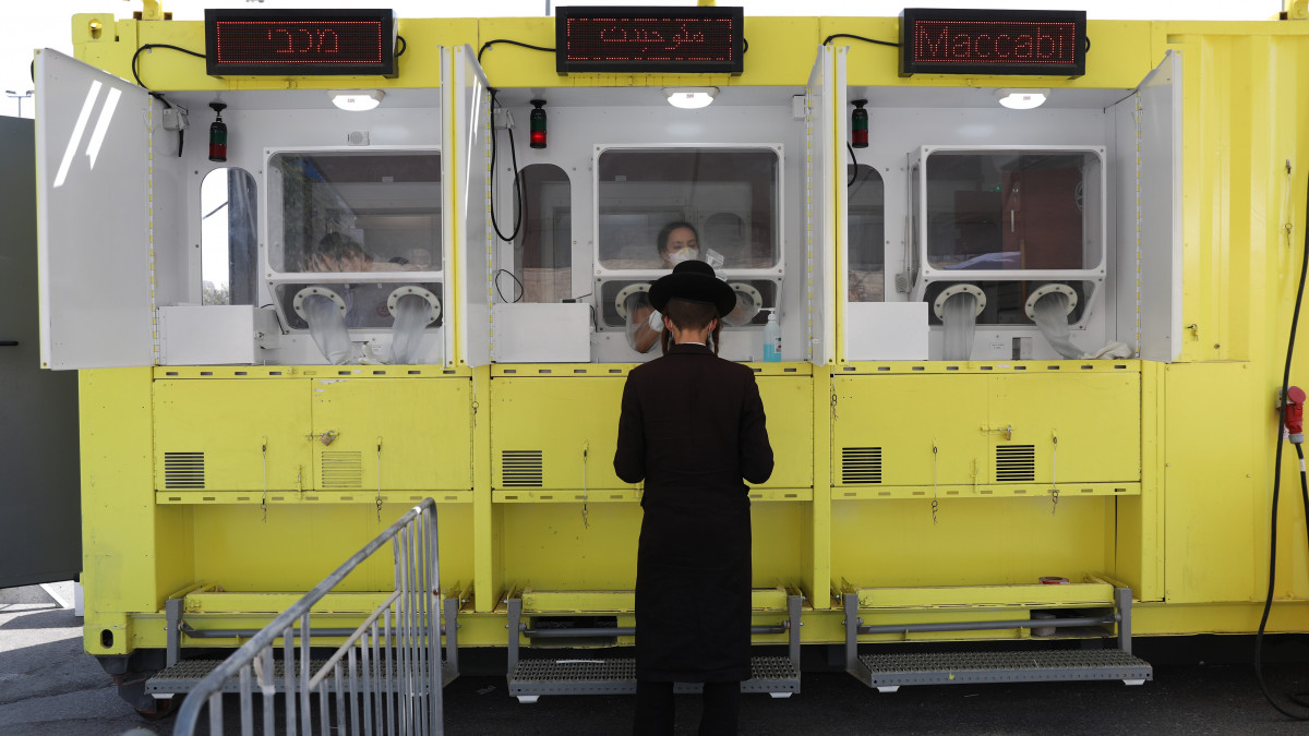 Vizsgálati mintavételre várakozó ultraortodox zsidó férfi egy mobil koronavírus-tesztállomáson Jeruzsálemben 2020. szeptember 6-án. Izraelben 1010 főre emelkedett a koronavírus-fertőzés következtében elhunytak száma, ezért Benjámin Netanjahu izraeli miniszterelnök újabb korlátozó intézkedéseket vezetett be.