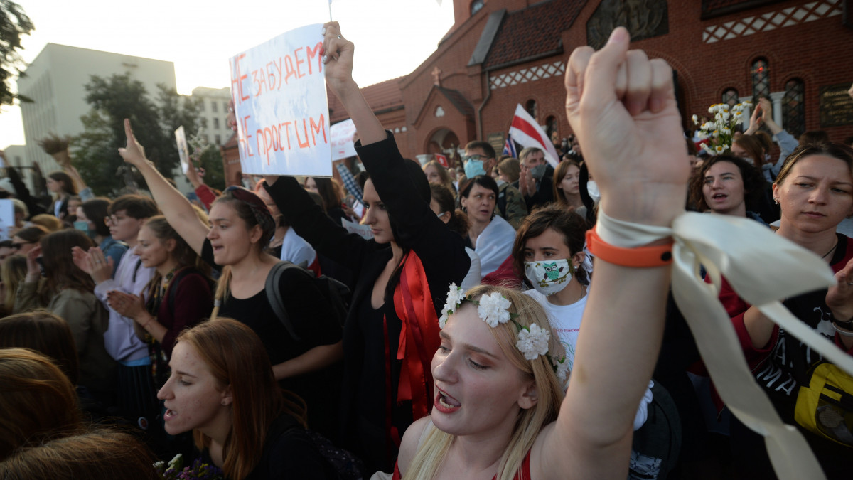 A fehéroroszországi elnökválasztás eredménye ellen tiltakozó nők új választások megtartását követelik nemzetközi megfigyelők jelenlétével Minszkben 2020. szeptember 5-én. Az augusztus 9-i elnökválasztás óta mindennaposak a tüntetések Fehéroroszországban, mert a tiltakozók szerint az országot 26 éve irányító Aljakszandr Lukasenka elnök csalással győzött.