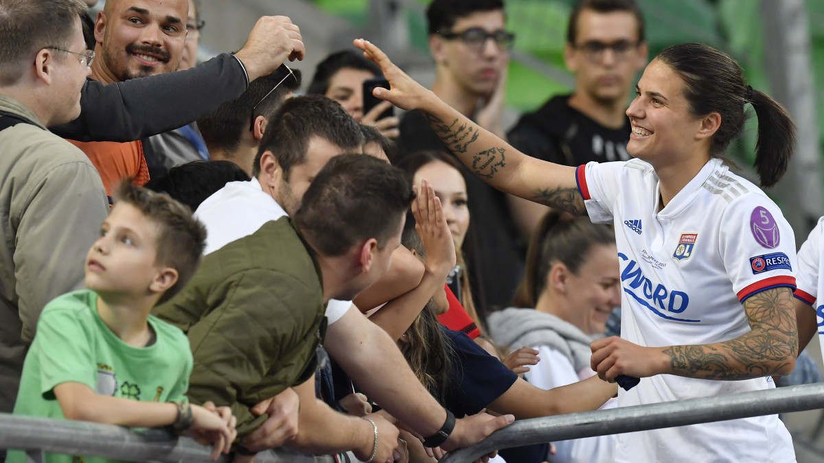 A francia Olympique Lyon magyar származású csatára, Marozsán Dzsenifer ünnepel a szurkolókkal, miután csapatával 4-1-re győztek a spanyol FC Barcelona ellen a női labdarúgó Bajnokok Ligája budapesti döntőjében a Groupama Arénában 2019. május 18-án. A francia csapat hatodszor védte meg címét Budapesten.