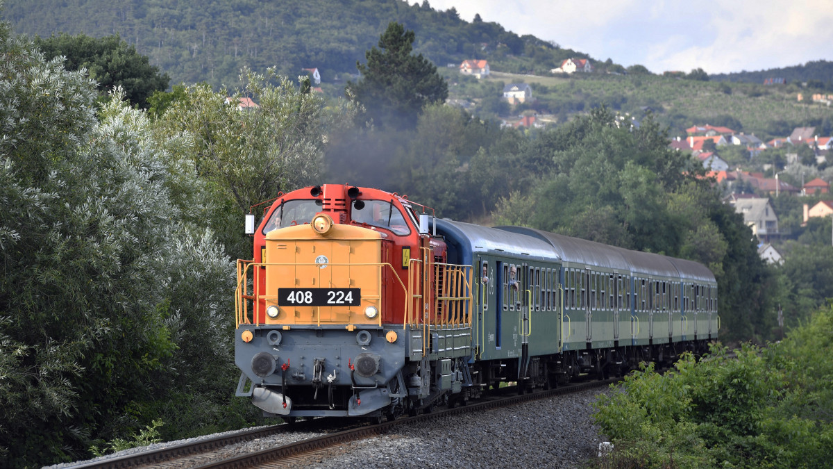 A vasutasnap alkalmából Székesfehérvár és Tapolca között közlekedő Tekergő gyorsvonat Balatonarácsnál 2019. július 12-én.