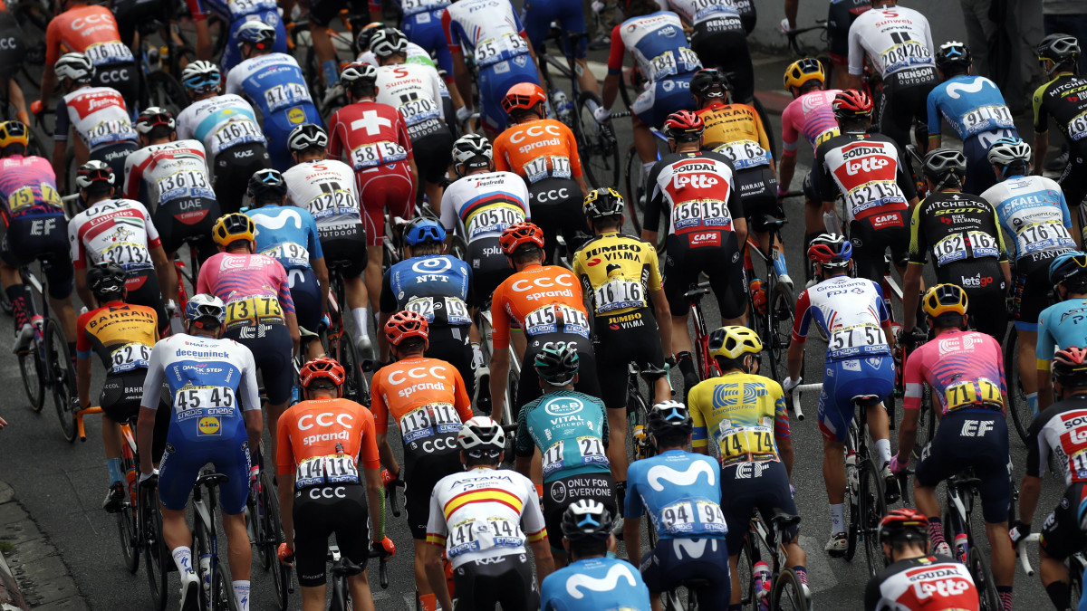 A 107. Tour de France profi országúti kerékpáros körverseny kilencedik, Pau és Laruns közötti, 153 kilométeres szakaszának mezőnye Pauban 2020. szeptember 6-án.
