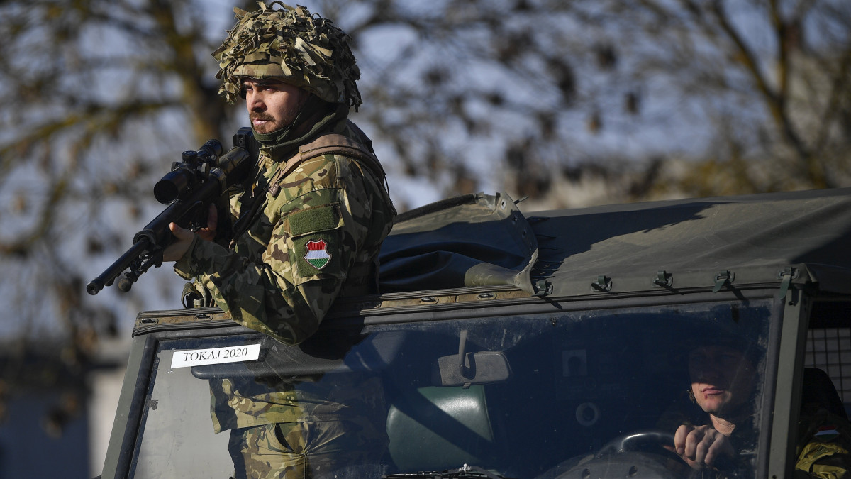 Katonák a Magyar Honvédség KFOR (Kosovo Force) Kontingens 22. váltásának zárógyakorlatán az 5. Bocskai István Lövészdandár Vay Ádám Kiképző Bázisán Hajdúhadház közelében 2020. január 30-án.  A magyar katonák márciustól hat hónapon át teljesítenek szolgálatot a NATO-parancsnokság alatt működő nemzetközi békefenntartó haderő részeként, feladatuk a rend és biztonság fenntartása Koszovóban.