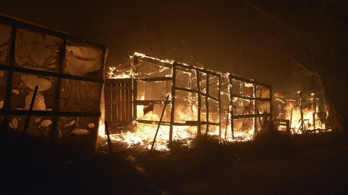 Illegális bevándorlók sátrai és lakókonténerek lángolnak a görögországi Leszbosz szigetén fekvő Moria migránstáborban 2020. szeptember 9-én. A tábor egyes lakói azt állítják, hogy a szigeten élők gyújtogattak, más információk szerint táborlakók okozták a tüzet.