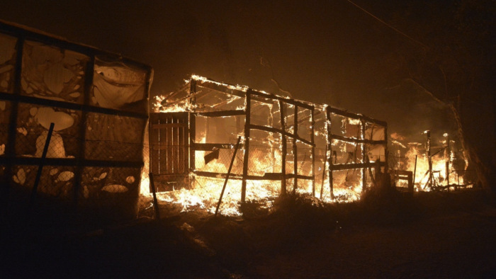 Lángokban áll egy menekülttábor Leszboszon