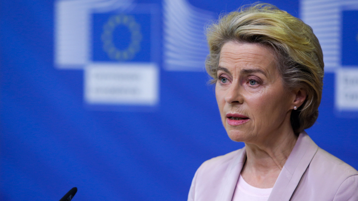 Ursula von der Leyen, az Európai Bizottság elnöke sajtótájékoztatót tart Brüsszelben 2020. szeptember 8-án, amelyen bejelentette, hogy Mairead McGuinnesst, az Európai Parlament egyik alelnökét javasolja új uniós biztosnak azt követően, hogy Phil Hogan, a bizottság kereskedelemért felelős ír tagja augusztus végén lemondott megbízatásáról. Hogan területét Valdis Dombrovskis alelnökre ruházná át.