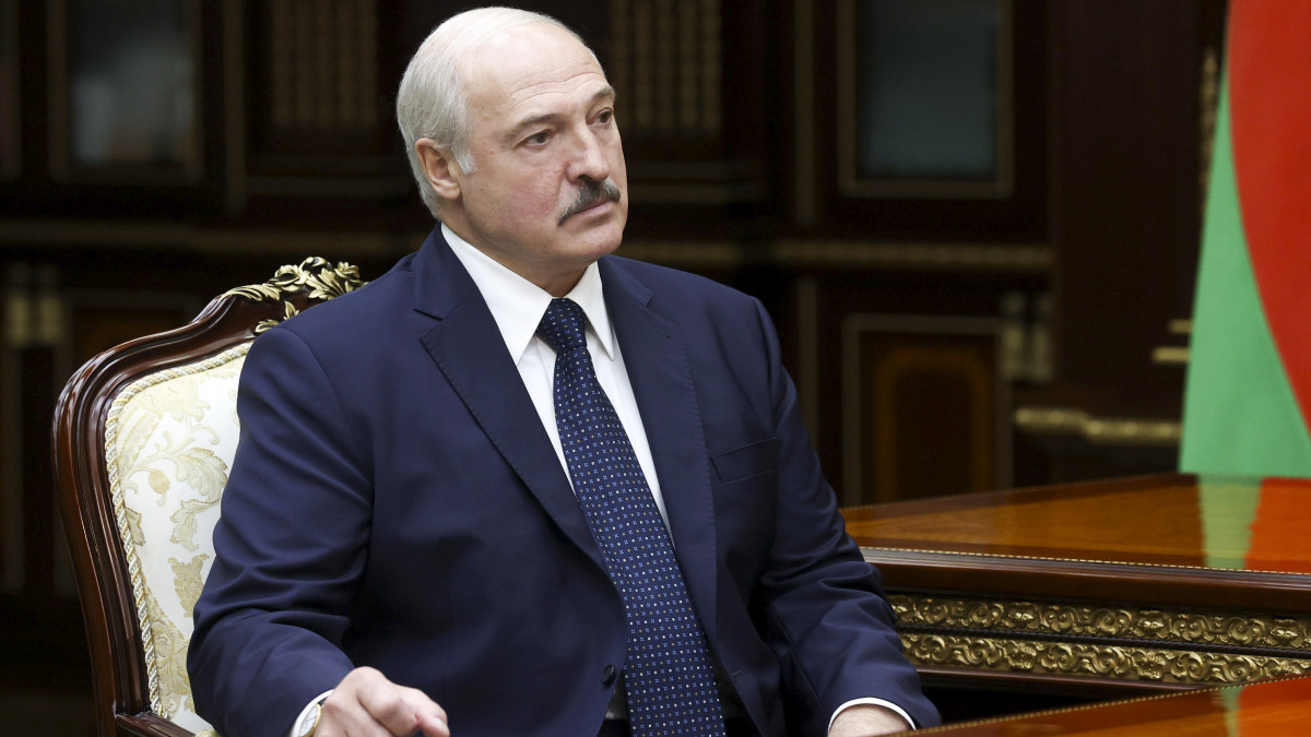 Aljakszandr Lukasenka fehérorosz elnök a nyomozóhivatal vezetőjével, Ivan Naskevics-csel tanácskozik Minszkben 2020. szeptember 7-én.