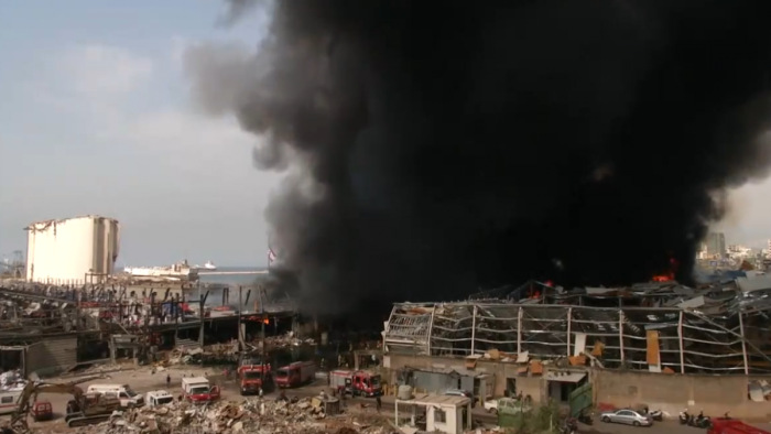 Tűz Bejrútban, hatalmas lángoszlop a kikötőben