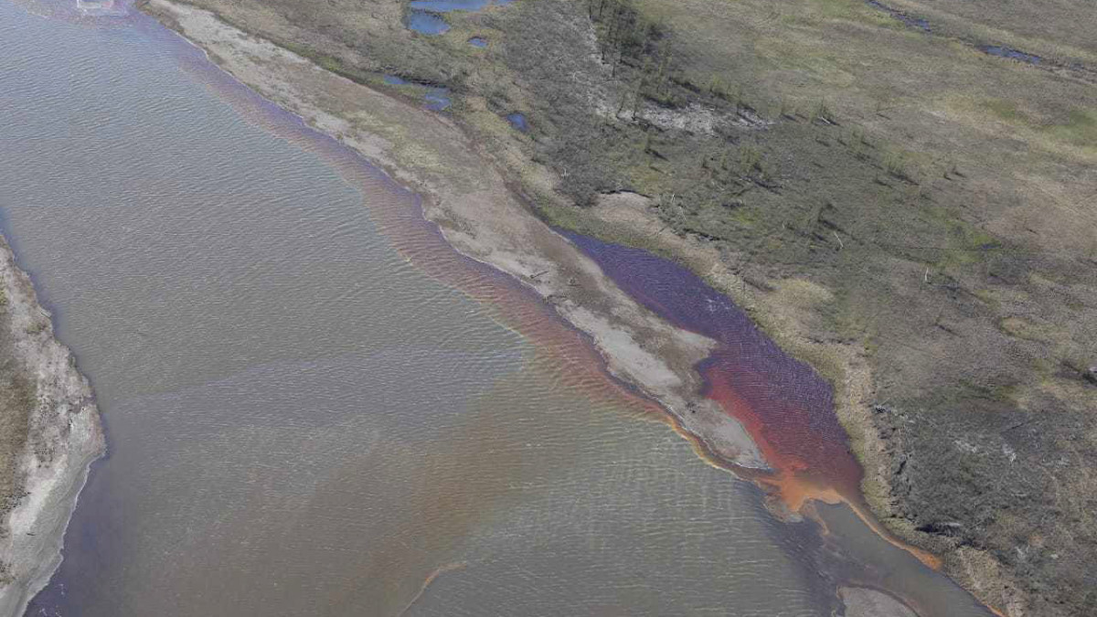 A Krasznojarszk régió kormányzóságának sajtóirodája által közreadott légi felvétel az olajjal szennyezett folyóról a norilszki olajbaleset helyszínénnek közelében 2020. június 4-én. Vlagyimir Putyin orosz elnök jóváhagyta a szövetségű szintű rendkívüli állapot bevezetését Norilszkban, miután mintegy 20 ezer tonna dízelolaj folyt ki egy tartályból, egyebek között az Ambarka és a Daldikan folyóba május 29-én. A balesetet az okozta, hogy egy személyautó ütközött az egyik olajtárolónak a Nornickel bányavállalthoz tartozó Norilszki-Tajmiri Energetikai Vállalat (NTEK) 3. hőerőművének területén.