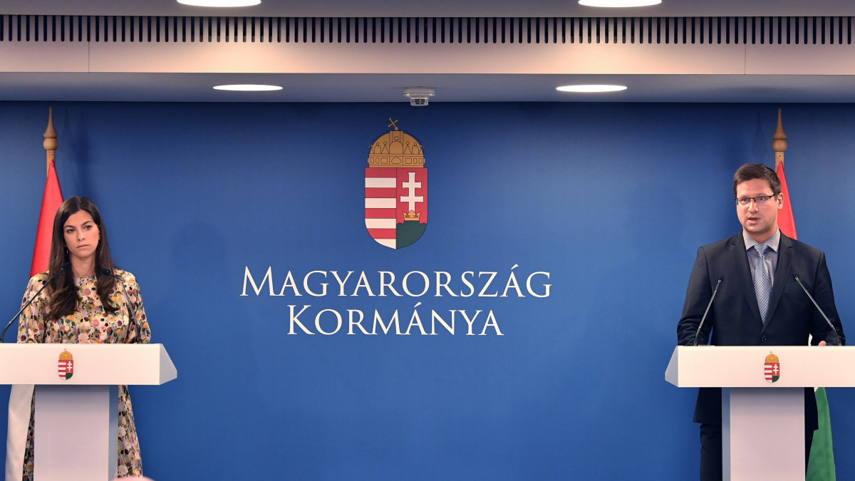 Gulyás Gergely, a Miniszterelnökséget vezető miniszter és Szentkirályi Alexandra kormányszóvivő a Kormányinfó sajtótájékoztatón a Miniszterelnökségen 2020. szeptember 11-én.