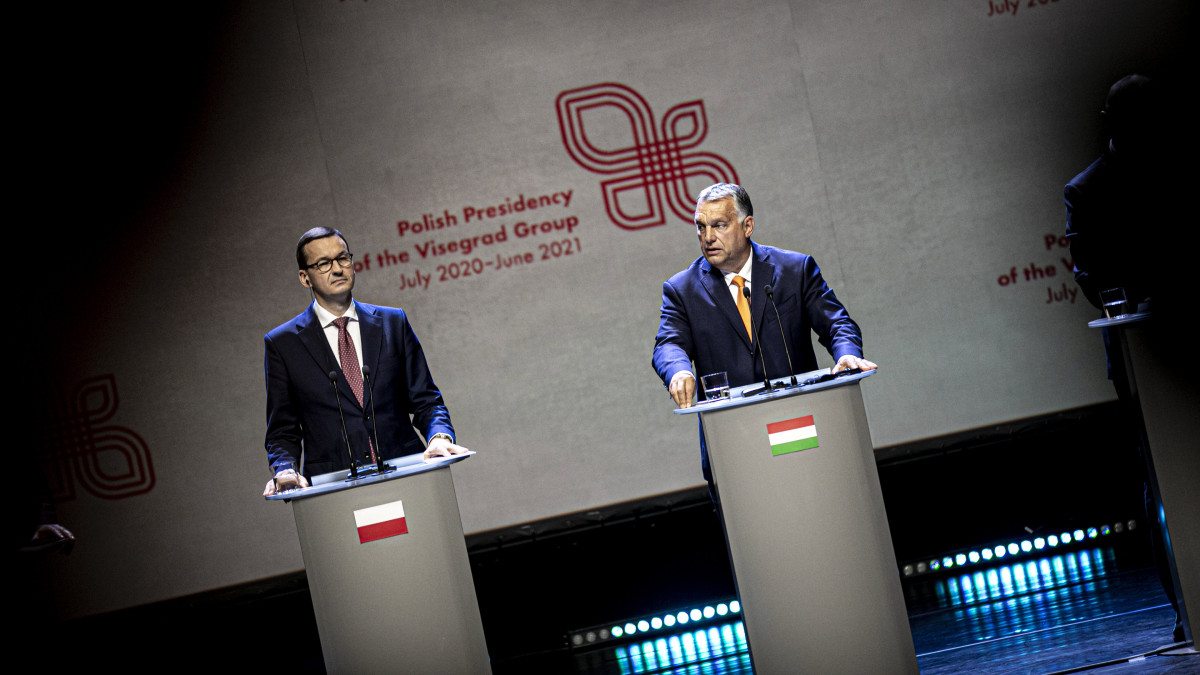 A Miniszterelnöki Sajtóiroda által közreadott képen Orbán Viktor magyar (j) és Mateusz Morawiecki lengyel kormányfő a visegrádi országok miniszterelnökeinek egyeztetésén tartott sajtótájékoztatón a lengyelországi Lublinban 2020. szeptember 11-én.
