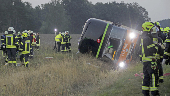 Sokan megsérültek egy nemzetközi buszjárat balesetében Németországban