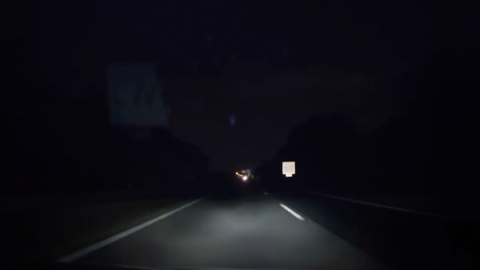 Videón, amit senki sem akar látni éjjel az autópályán