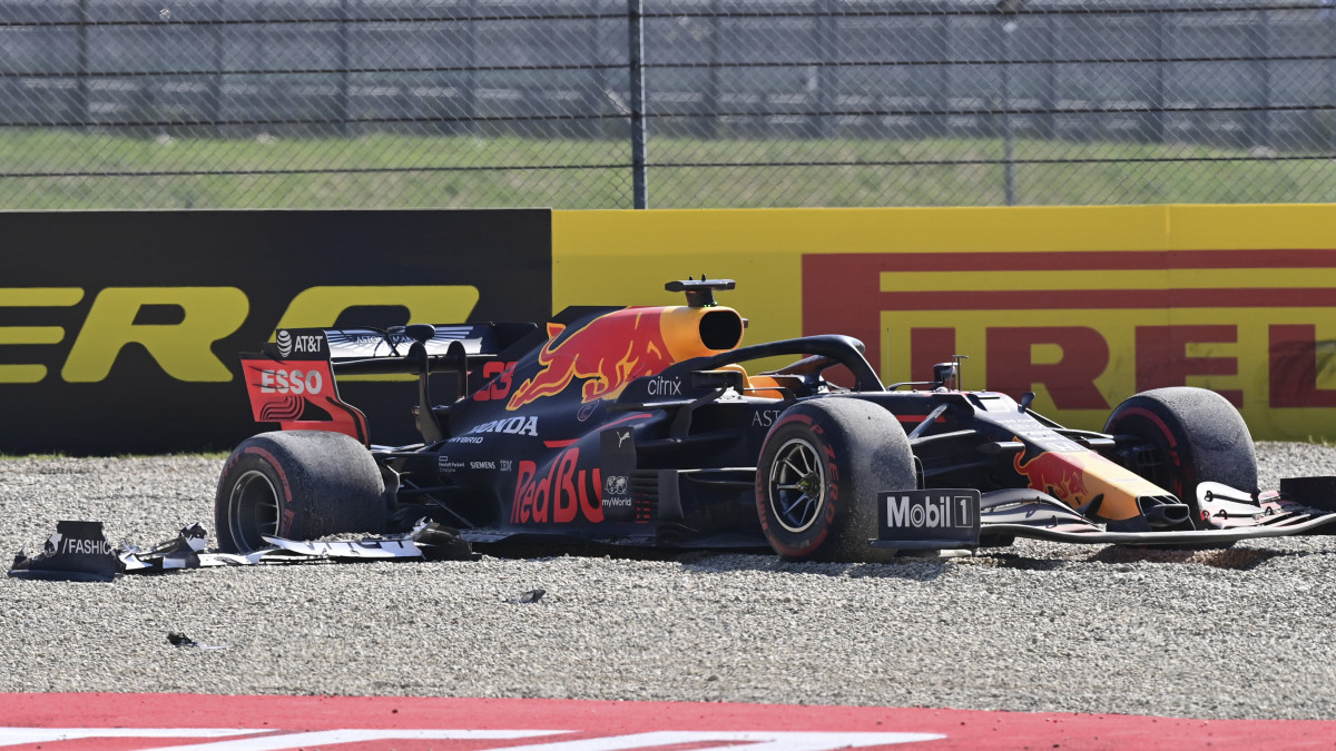 Max Verstappen, a Red Bull holland versenyzője, miután balesetet szenvedett a Forma-1-es autós gyorsasági világbajnokság Toszkán Nagydíján a Mugelló versenypályáján 2020. szeptember 13-án.