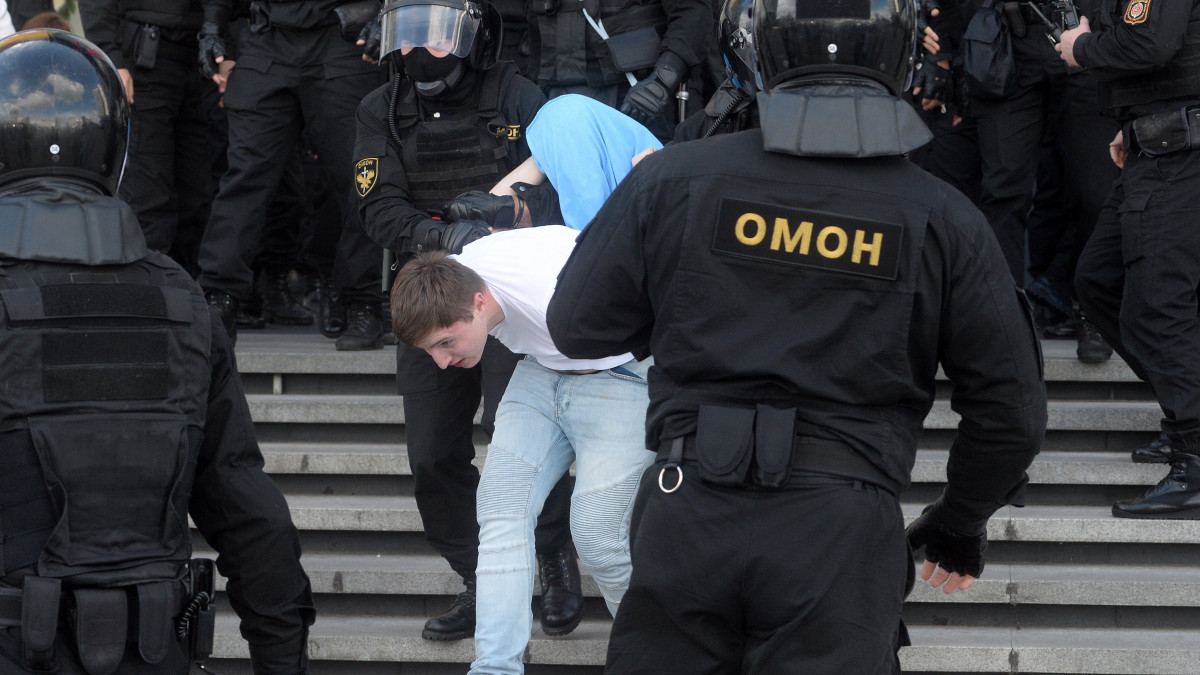 Rendőrök őrizetbe veszik az elnökválasztás eredménye elleni tüntetők egyikét Minszkben 2020. szeptember 13-án. Az augusztus 9-i elnökválasztás óta mindennaposak a tüntetések Fehéroroszországban, mert a tiltakozók szerint Aljakszandr Lukasenka fehérorosz elnök csalással győzött.