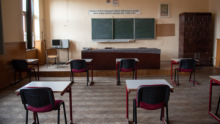 Berontott az iskolába, megfenyegette fia tanárnőjét, nem kellett volna