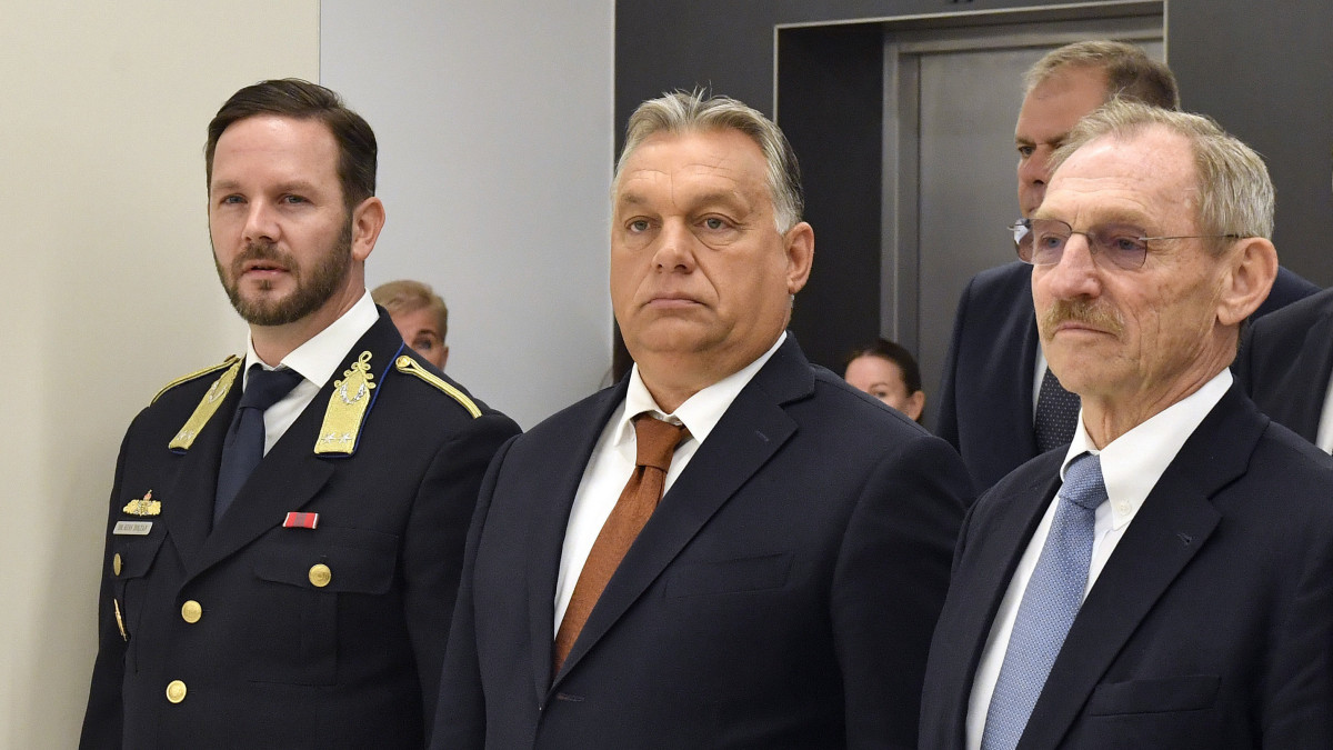 Orbán Viktor miniszterelnök (k), Pintér Sándor belügyminiszter (j) és Kiss Zoltán nb. vezérőrnagy, az AH főigazgatója (b) az Alkotmányvédelmi Hivatal (AH) új székházának átadásán Budapesten 2019. szeptember 19-én.