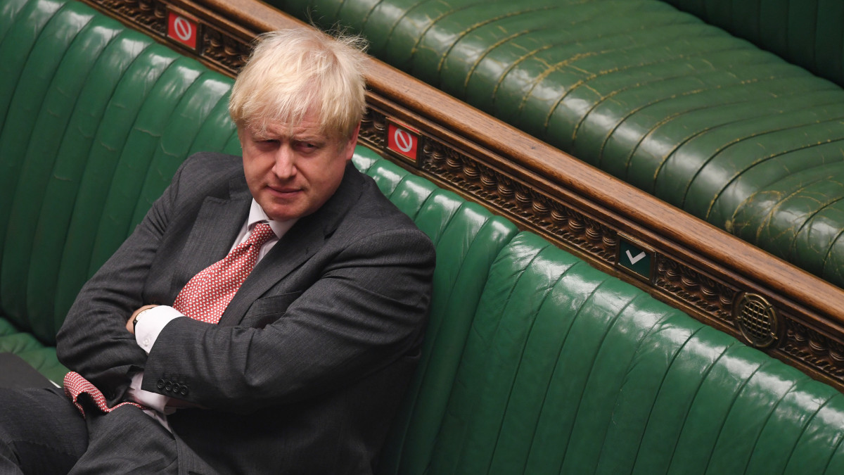 A brit parlament által közreadott képen Boris Johnson brit miniszterelnök részt vesz a brit EU-tagság megszűnésének feltételrendszeréről szóló megállapodás egyes pontjait potenciálisan felülíró törvénytervezetről szóló vitában a londoni alsóházban 2020. szeptember 14-én. A jelenlegi Brexit-megállapodás észak-írországi protokollja alapján a Nagy-Britanniából Észak-Írországba irányuló áruforgalomban uniós vámok vethetők ki az olyan árucikkekre, amelyekről feltételezhető, hogy az EU egységes belső piacára - mindenekelőtt Írországba - kerülhetnek tovább.