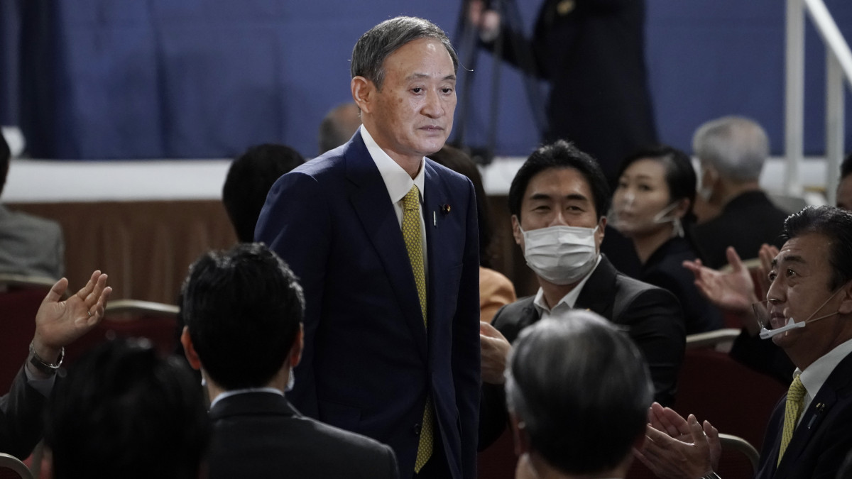 Tokió, 2020. szeptember 14.Szuga Josihide kormányszóvivő, miután megnyerte a japán kormánypárt, a Liberális Demokrata Párt (LDP) új vezetőjének megválasztására kiírt szavazást Tokióban 2020. szeptember 14-én. Várhatóan a kormánypárt új vezetője lesz az új miniszterelnök az egészségi okok miatt augusztus 28-án lemondó Abe Sindzó után.