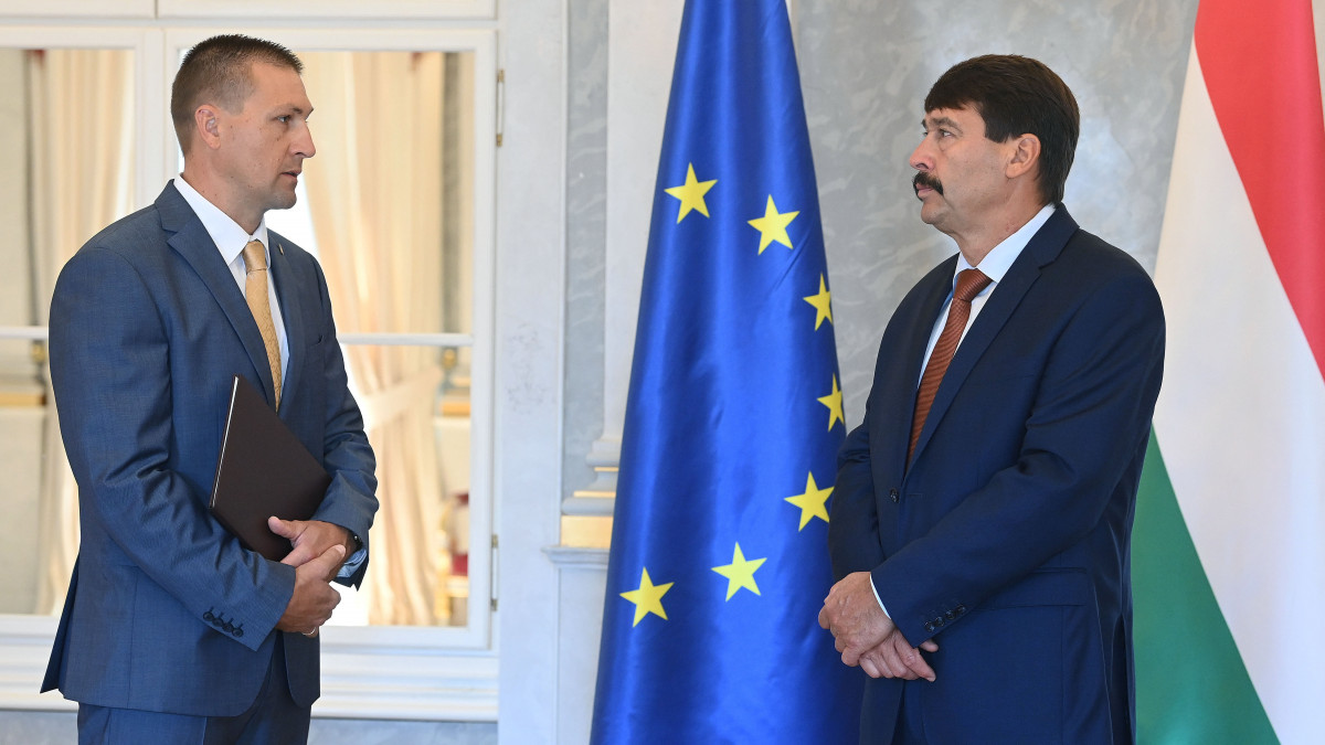 Áder János köztársasági elnök (j) és Nagy Attila Mihály, a Nemzeti Választási Iroda (NVI) új elnöke beszélget, miután átvette a kinevezési okmányt az államfőtől a Sándor-palotában 2020. szeptember 14-én.