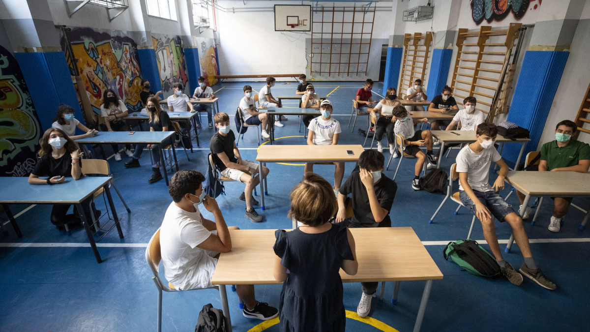 Védőmaszkos tanulók a római Isac Newton középiskola tornatermében tartott órán az első tanítási napon, 2020. szeptember 14-én. A sok millió olasz diák most tért vissza az iskolákba, amelyek az előző tanévben márciustól zárva voltak a koronavírus-járvány miatt elrendelt kijárási korlátozások keretében.