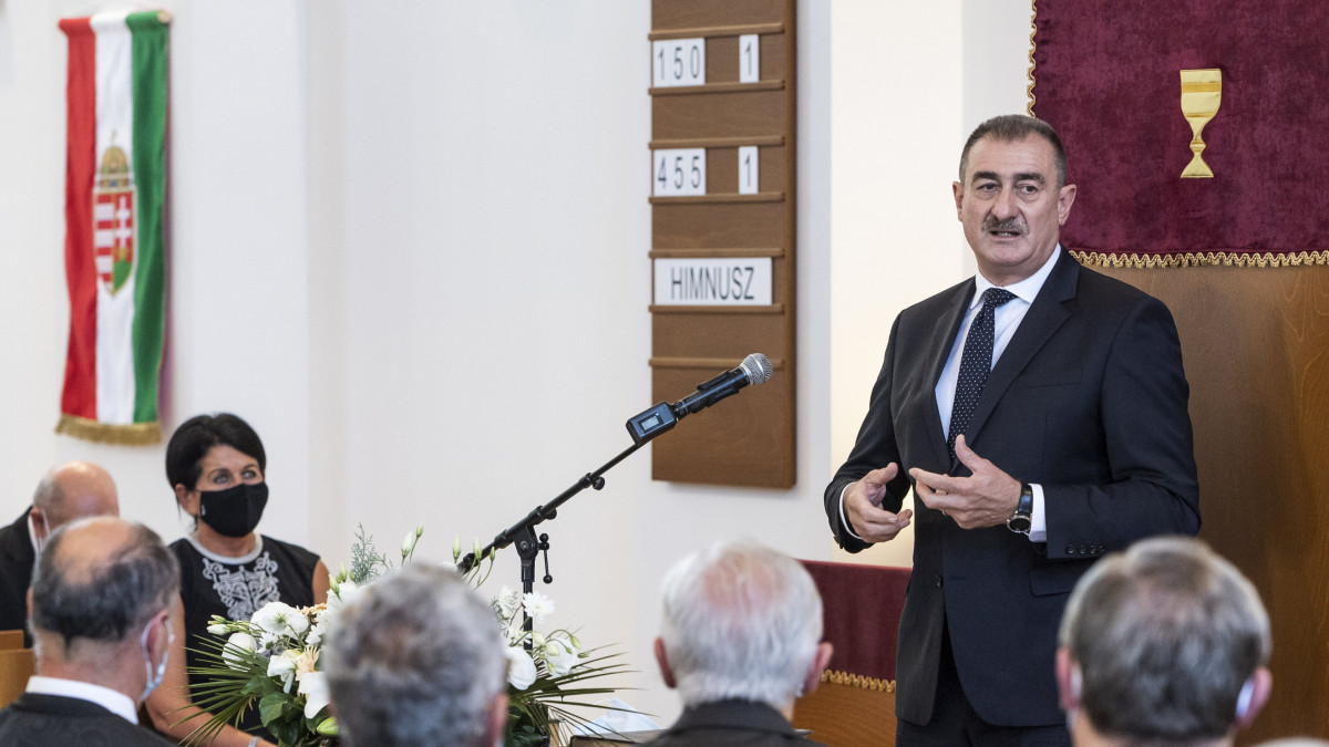 Bese Ferenc soroksári polgármester (k) a Soroksár-Újtelepi Református Missziói Egyházközség új templomát felszentelő istentiszteleten a XXIII. kerületi Dinnyehegyi úton 2020. szeptember 5-én.