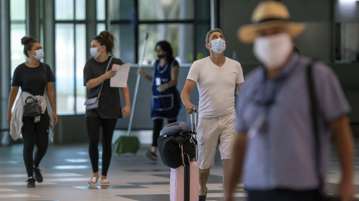 Védőmaszkos utasok a spliti nemzetközi repülőtéren 2020. augusztus 21-én. Vili Beros egészségügyi miniszter a válságstáb sajtótájékoztatóján kijelentette, hogy Horvátországban a harmadik egymást követő napon döntött rekordot az új fertőzöttek száma, ami annak következménye, hogy az ország megnyitotta határait a turisták előtt.