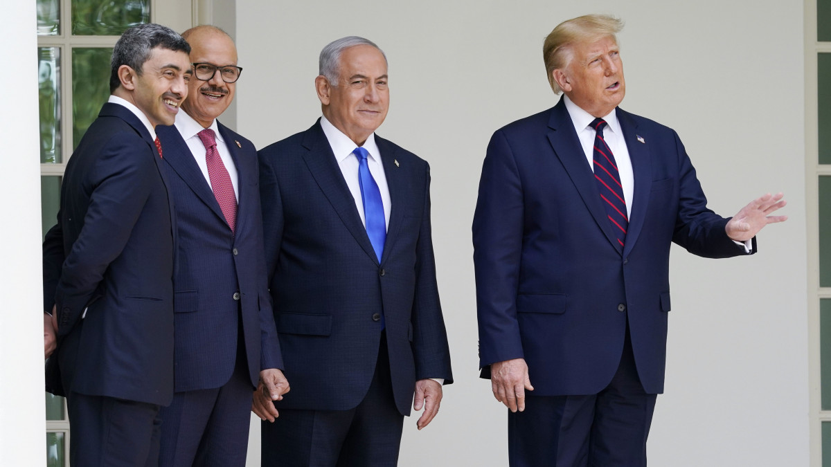 Donald Trump amerikai elnök, Benjámin Netanjahu izraeli miniszterelnök,  Hálid bin Ahmed al-Kalifa bahreini és Abdalláh bin Zajid án-Nahajan sejk, egyesült arab emírségekbeli külügyminiszter (j-b) az Izrael, valamint Bahrein és az Egyesült Arab Emírségek közötti békeszerződés aláírási ünnepségén a washingtoni Fehér Ház tornácán 2020. szeptember 15-én.
