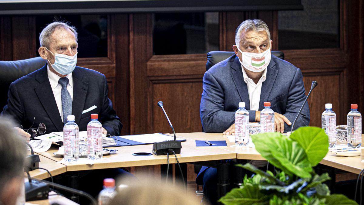 A Miniszterelnöki Sajtóiroda által közreadott képen Orbán Viktor kormányfő (j) és Pintér Sándor belügyminiszter a koronavírus-járvány elleni védekezésért felelős operatív törzs ülésén a Belügyminisztériumban 2020. szeptember 12-én.