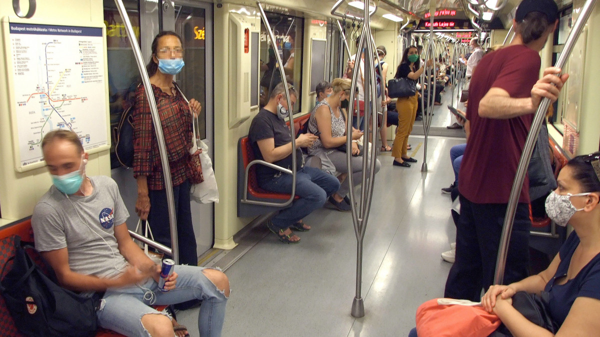 Pandémia idején védőmaszkot viselő utasok a Budapesti Közlekedési Központ (BKK) 2-es metró vonalán közlekedő egyik szerelvényben. MTVA/Bizományosi: Jászai Csaba  *************************** Kedves Felhasználó!