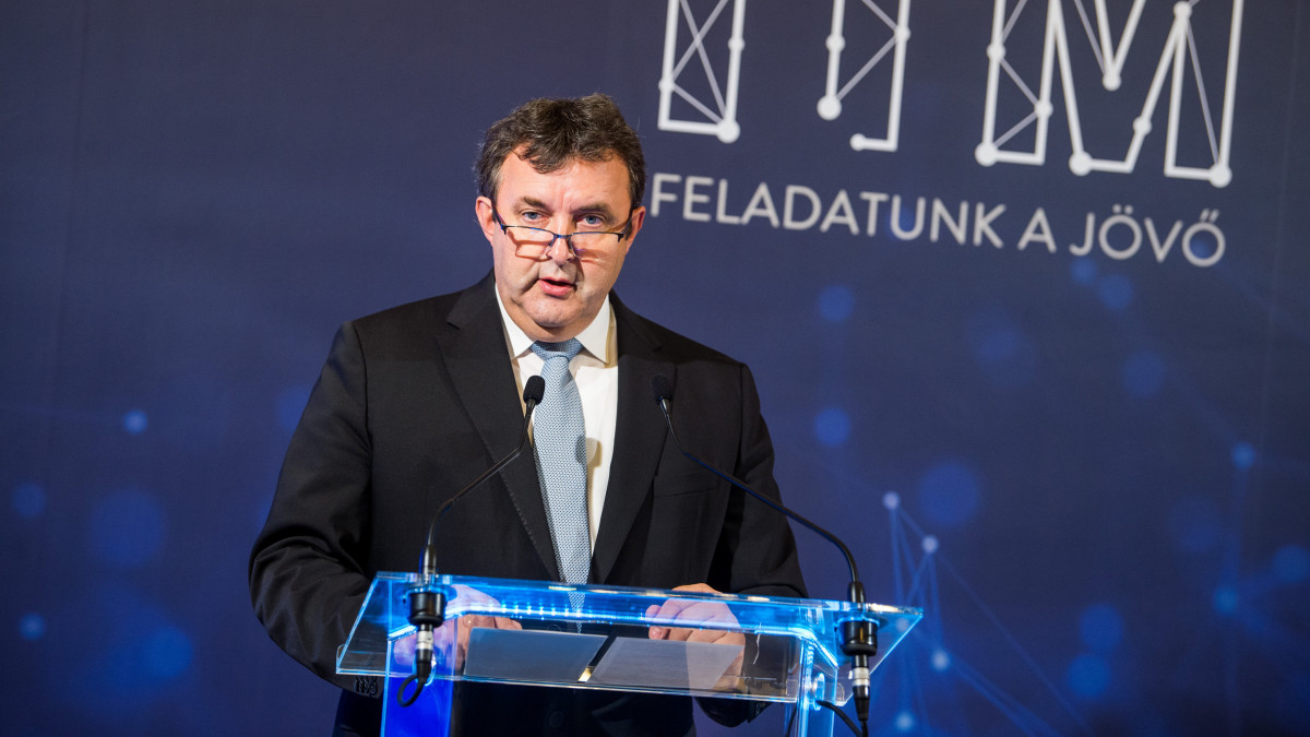 Palkovics László innovációs és technológiai miniszter a kontaktkutatást segítő VírusRadar alkalmazásról a minisztériumban tartott sajtótájékoztatón 2020. szeptember 16-án.