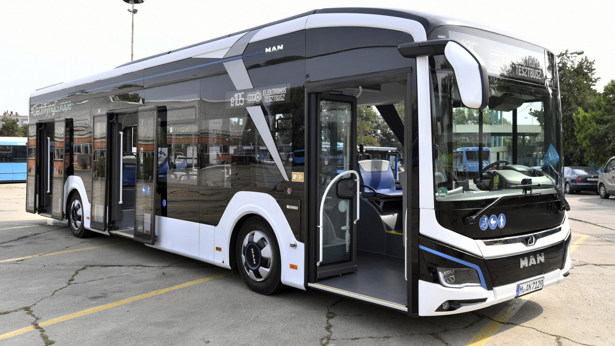 Zéró károsanyag-kibocsátású, elektromos autóbusz bemutatóján a Budapesti Közlekedési Központ (BKK) szolgáltatója, az VT-Arriva Kft. XI. kerületi telephelyén 2020. szeptember 16-án. A MAN Lion,s City E típusú járművet Budapest számos európai nagyvárost megelőzve tesztelheti az intenzív közösségi közlekedésben a 105-ös autóbusz vonalán. A járművet - amelyben 29 ülőhely van és 90 utas szállítására alkalmas - egy 240 kilowatt teljesítményű elektromotor hajtja, amely a 480 kilowattóra összteljesítményű NMC-cellás lítiumion akkumulátor-csomagból nyeri az energiát. Az autóbusz egy feltöltéssel 200 - ideális használat esetén - 270 kilométert tud megtenni.