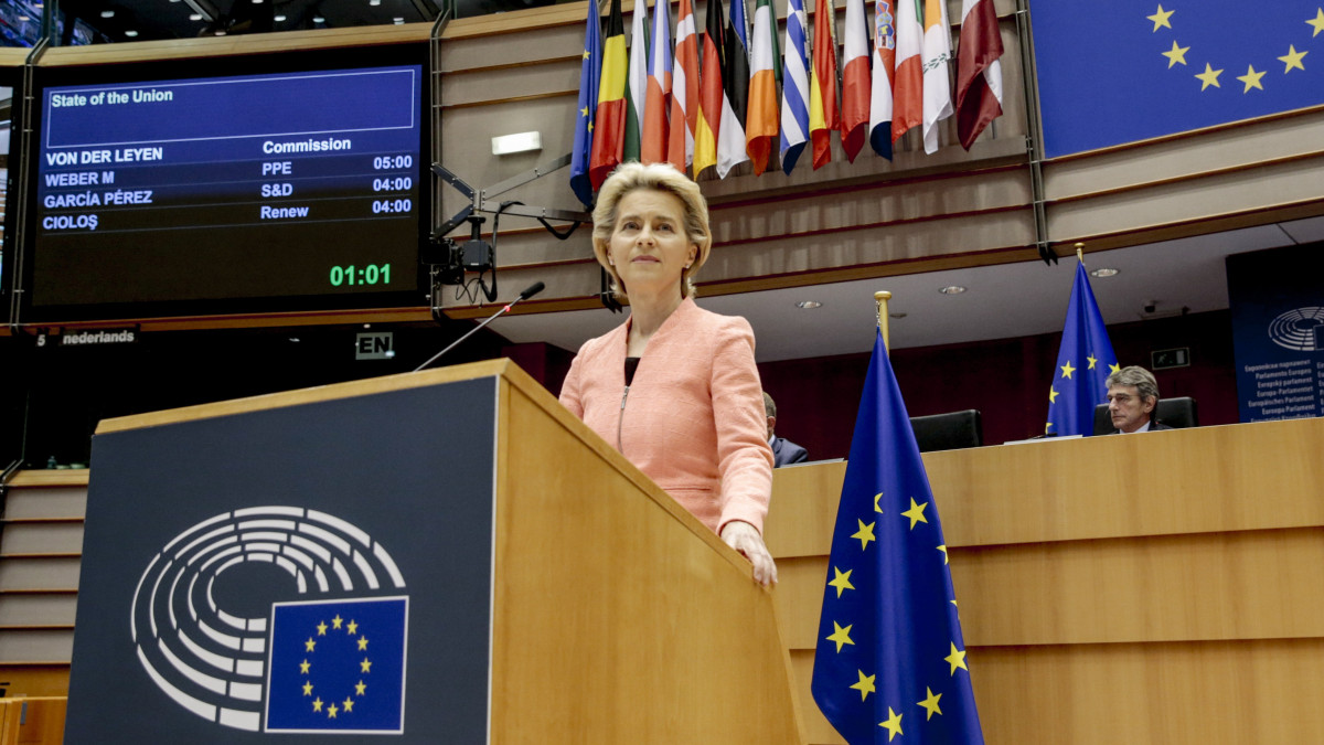 Ursula von der Leyen, az Európai Bizottság elnöke beszédet mond az Európai Unió helyzetéről az Európai Parlament plenáris ülésén 2020. szeptember 16-án.