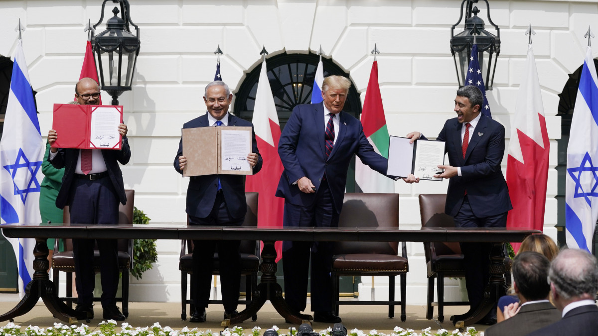 Hálid bin Ahmed al-Kalifa bahreini külügyminiszter, Benjámin Netanjahu izraeli miniszterelnök, Donald Trump amerikai elnök és Abdalláh bin Zajid án-Nahajan sejk, egyesült arab emírségekbeli külügyminiszter (b-j) az Izrael, valamint Bahrein és az Egyesült Arab Emírségek közötti békeszerződés aláírási ünnepségén a washingtoni Fehér Ház déli kertjében 2020. szeptember 15-én.
