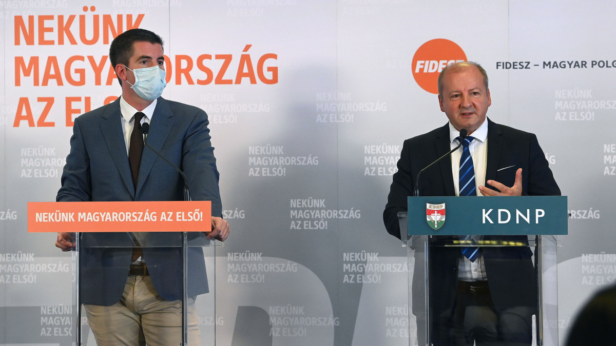 Kocsis Máté, a Fidesz (b) és Simicskó István, a KDNP (j) frakcióvezetője a szezonnyitó közös frakcióülést követően sajtótájékoztatót tart az Országgyűlés Irodaházában 2020. szeptember 17-én.