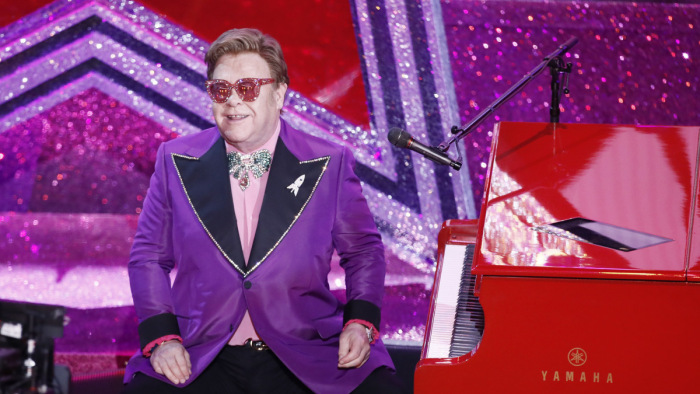 Nagy dobásra készül Elton John