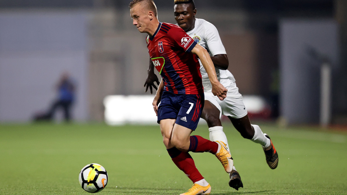 Ivan Petrjak, a Fehérvár (b) és Shola Shoditya, a Hibernians játékosa a labdarúgó Európa-liga selejtezőjének második fordulójában játszott mérkőzésen Ta Qaliban 2020. szeptember 17-én. A Fehérvár 1-0-ra nyerte a mérkőzést.