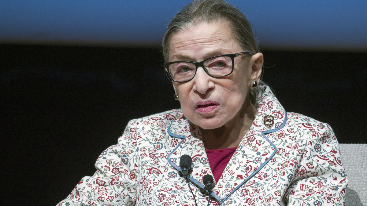 A 2019. szeptember 9-én készült és 2020. július 17-én közreadott képen Ruth Bader Ginsburg, az Egyesült Államokban az alkotmánybíróság szerepét betöltő szövetségi legfelsőbb bíróság legidősebb tagja előadást tart a Chicagói Egyetemen. A 87 éves Ginsburg bejelentette, hogy ismét kiújult rákbetegségével kezelik.