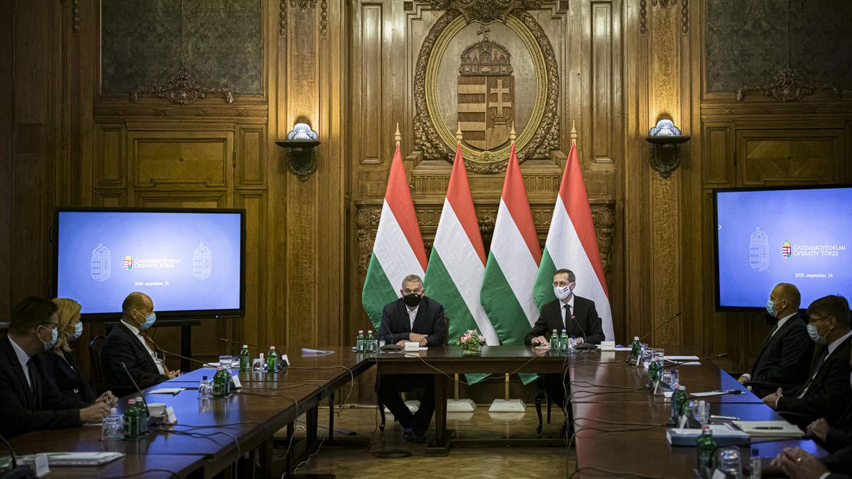 A Miniszterelnöki Sajtóiroda által közreadott képen Orbán Viktor miniszterelnök (középen j) és Varga Mihály pénzügyminiszter (középen b) a Gazdaságvédelmi Operatív Törzs ülésén Budapesten 2020. szeptember 19-én.