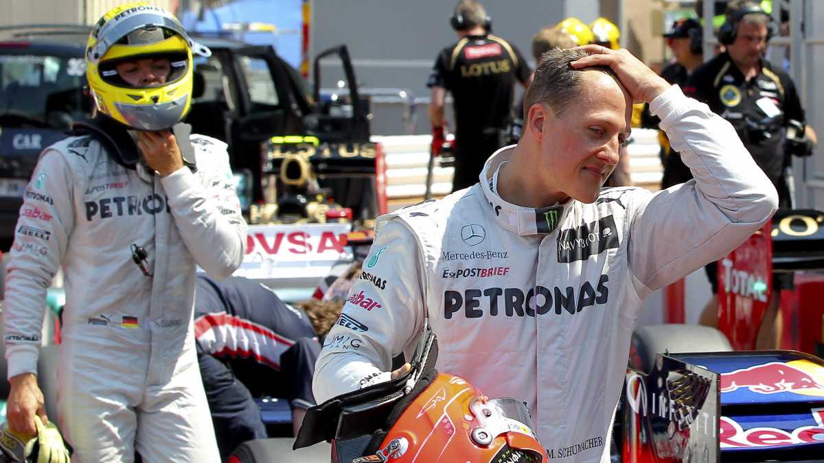 Monte-Carlo, 2012. május 26.Michael SCHUMACHER, a Mercedes hétszeres világbajnok német versenyzője végigsimít a fején, miután a legjobb köridőt érte el a Forma-1-es autós gyorsasági világbajnokság Monacói Nagydíjának időmérő edzésén a monte-carlói utcai pályán. Eredménye ellenére nem Schumacher indulhat az első rajthelyről a másnapi futamon, mert az előző versenyen öthelyes rajtbüntetést kapott. Mögötte német csapattársa, Nico ROSBERG megy. (MTI/EPA/Valdrin Xhemaj)